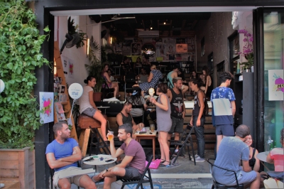 Szene-Bar in Tel Aviv (Alexander Mirschel)  Copyright 
Infos zur Lizenz unter 'Bildquellennachweis'